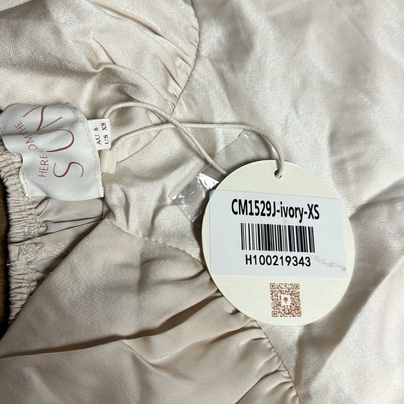 Here comes the sun Nwt ivory semi formal flutter sleeve side slit midi dress - Picture 7 of 9